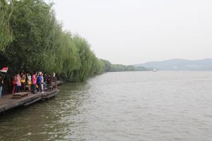 West Lake Su Causeway Tourists
